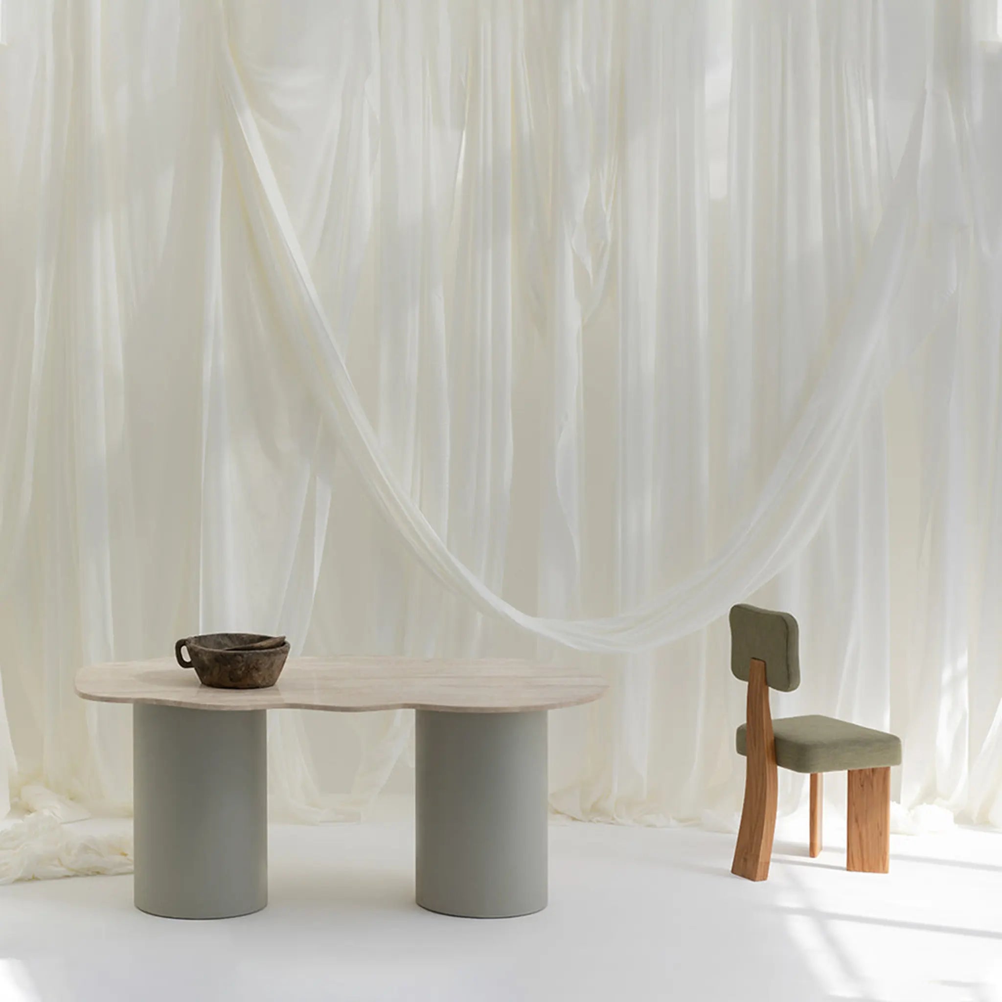 The Victoria Dinning Table in Tavertine