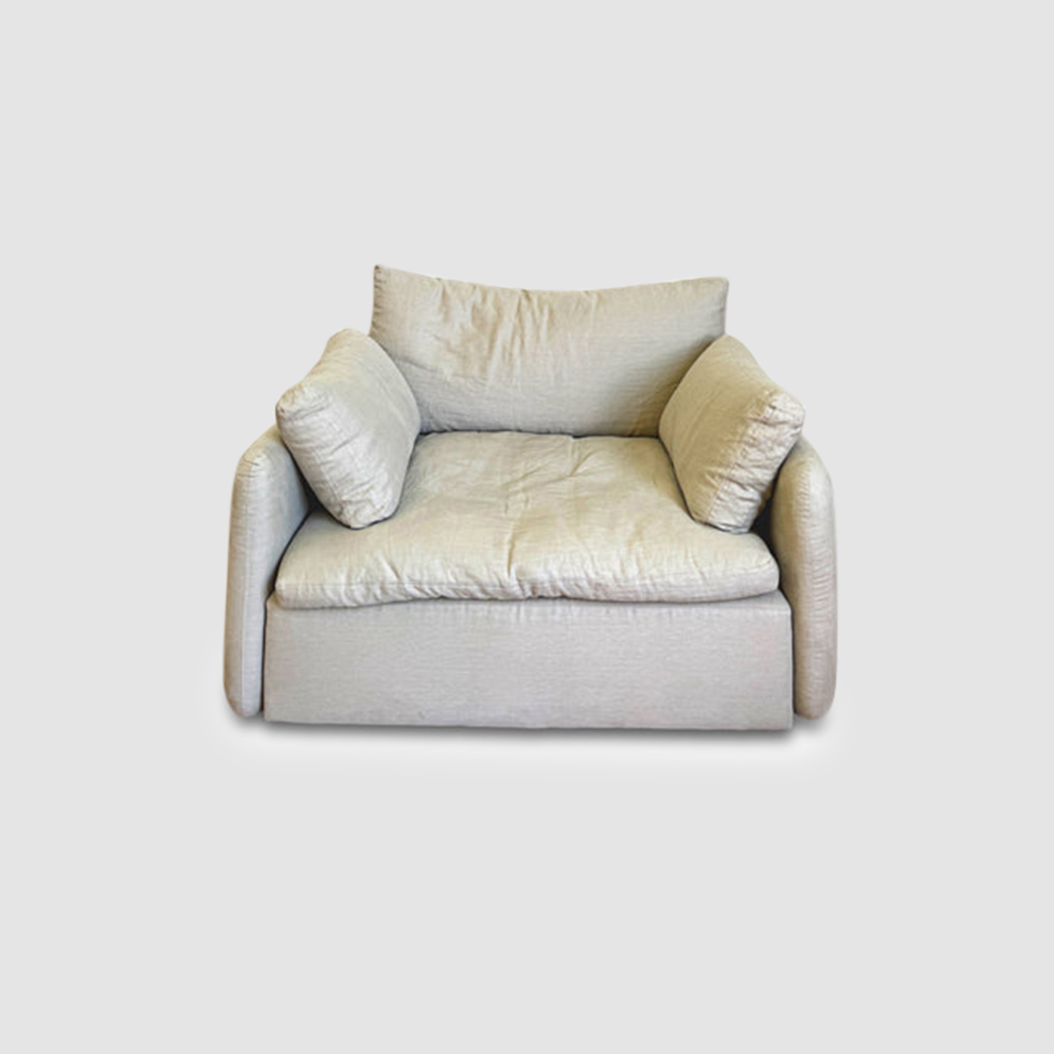 White one-and-a-half-seater couch with removable covers in a modern living room. The couch has a solid wood frame and plush cushions. This comfortable couch is perfect for relaxing or reading.