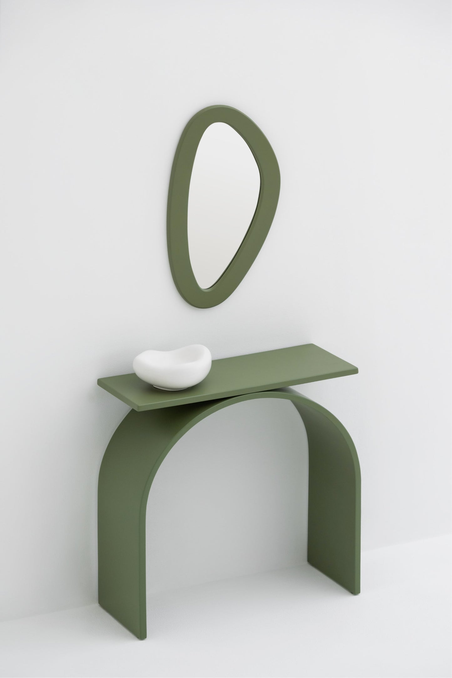 The Nay Entrance Vanity and Mirror Set